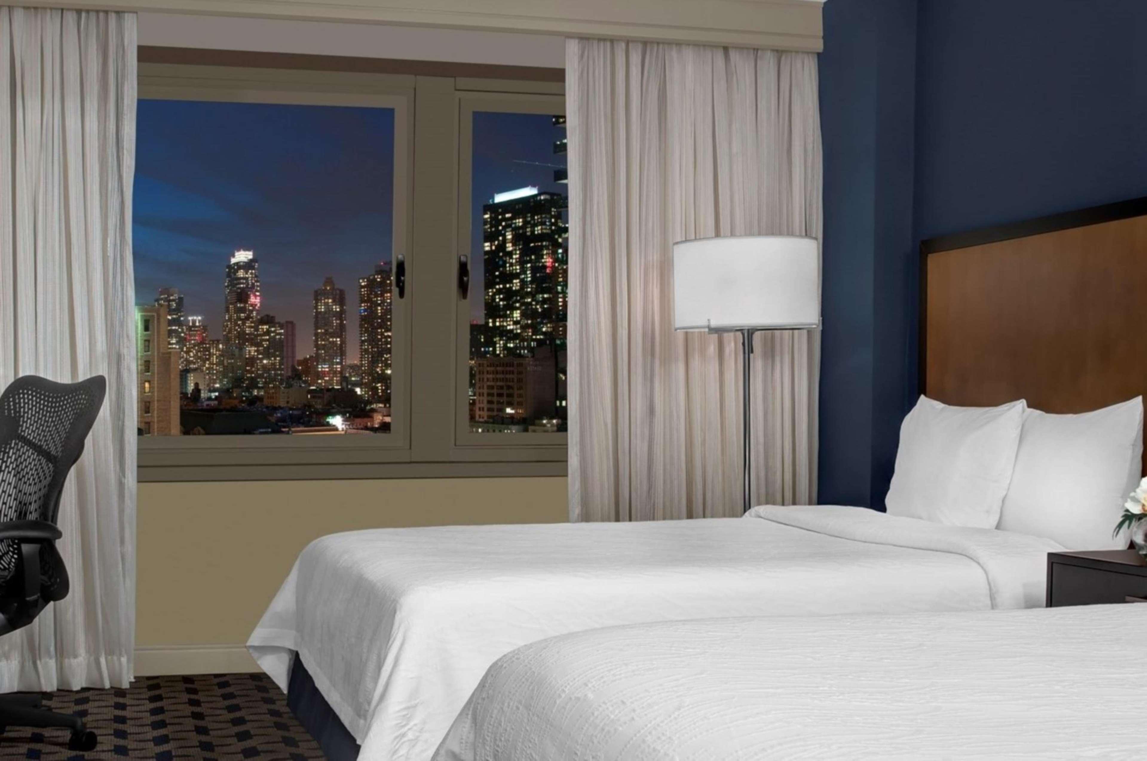 Отель Kimpton Theta New York - Times Square By Ihg Экстерьер фото A guest room at the Hilton New York