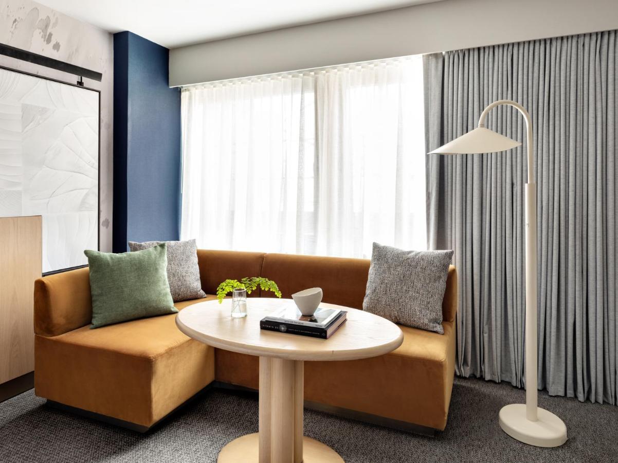 Отель Kimpton Theta New York - Times Square By Ihg Экстерьер фото A living room at the Hotel Zags
