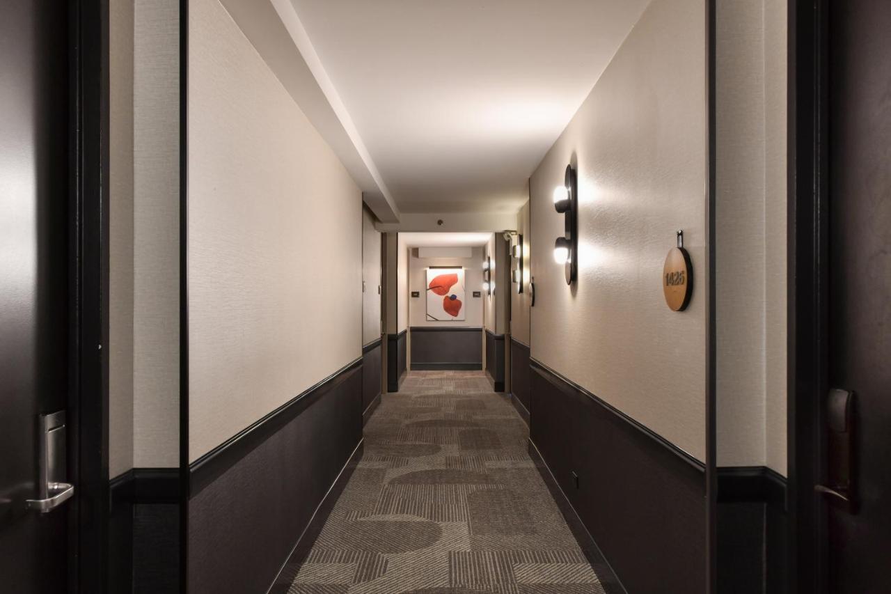 Отель Kimpton Theta New York - Times Square By Ihg Экстерьер фото A typical corridor