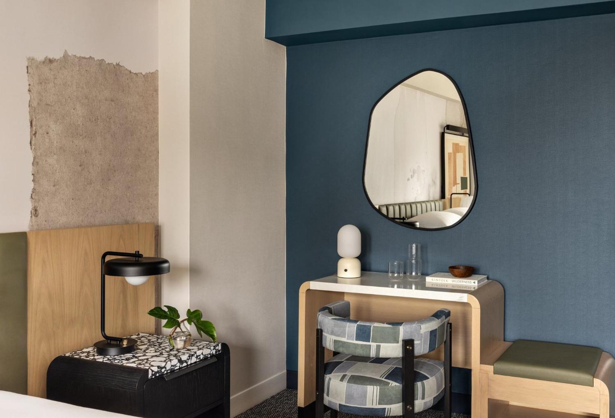 Отель Kimpton Theta New York - Times Square By Ihg Экстерьер фото A mirror in a home