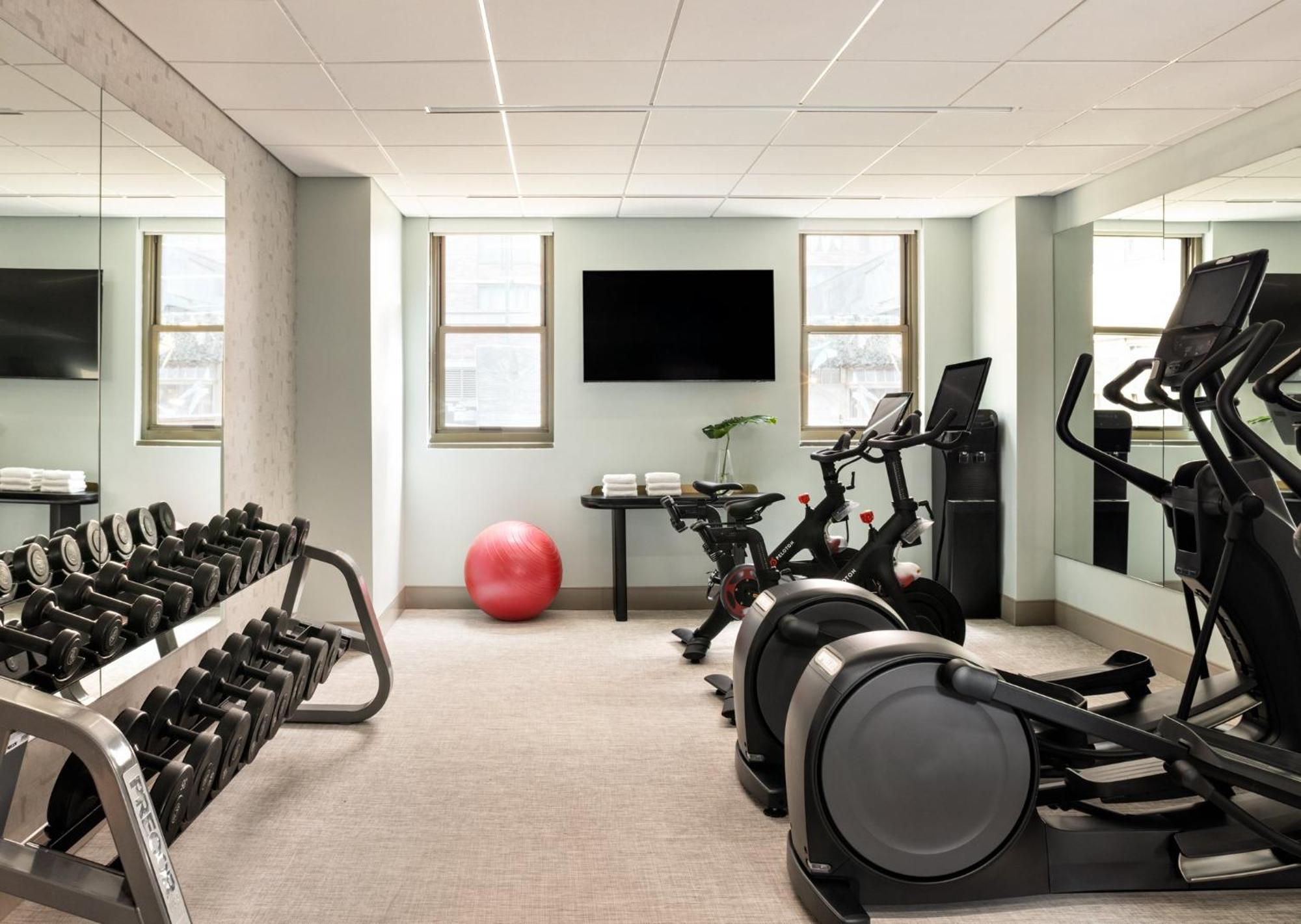 Отель Kimpton Theta New York - Times Square By Ihg Экстерьер фото The fitness center
