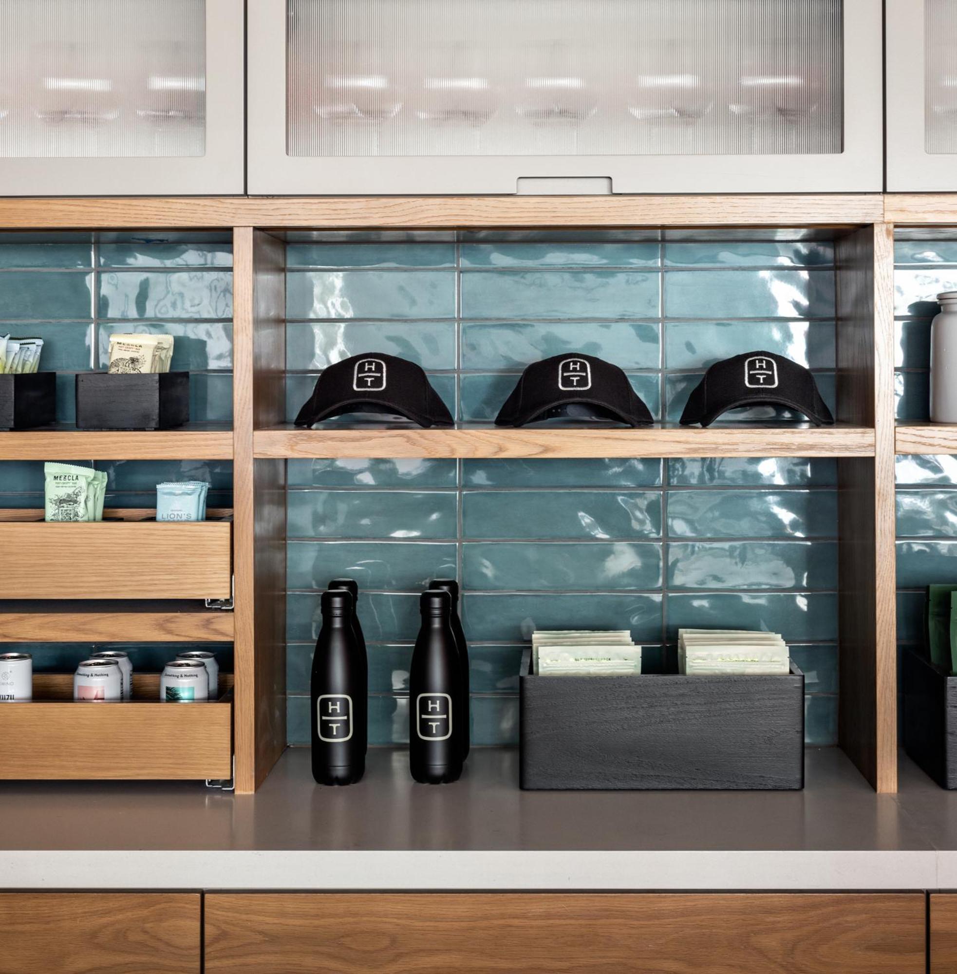 Отель Kimpton Theta New York - Times Square By Ihg Экстерьер фото A selection of the products offered by the hotel