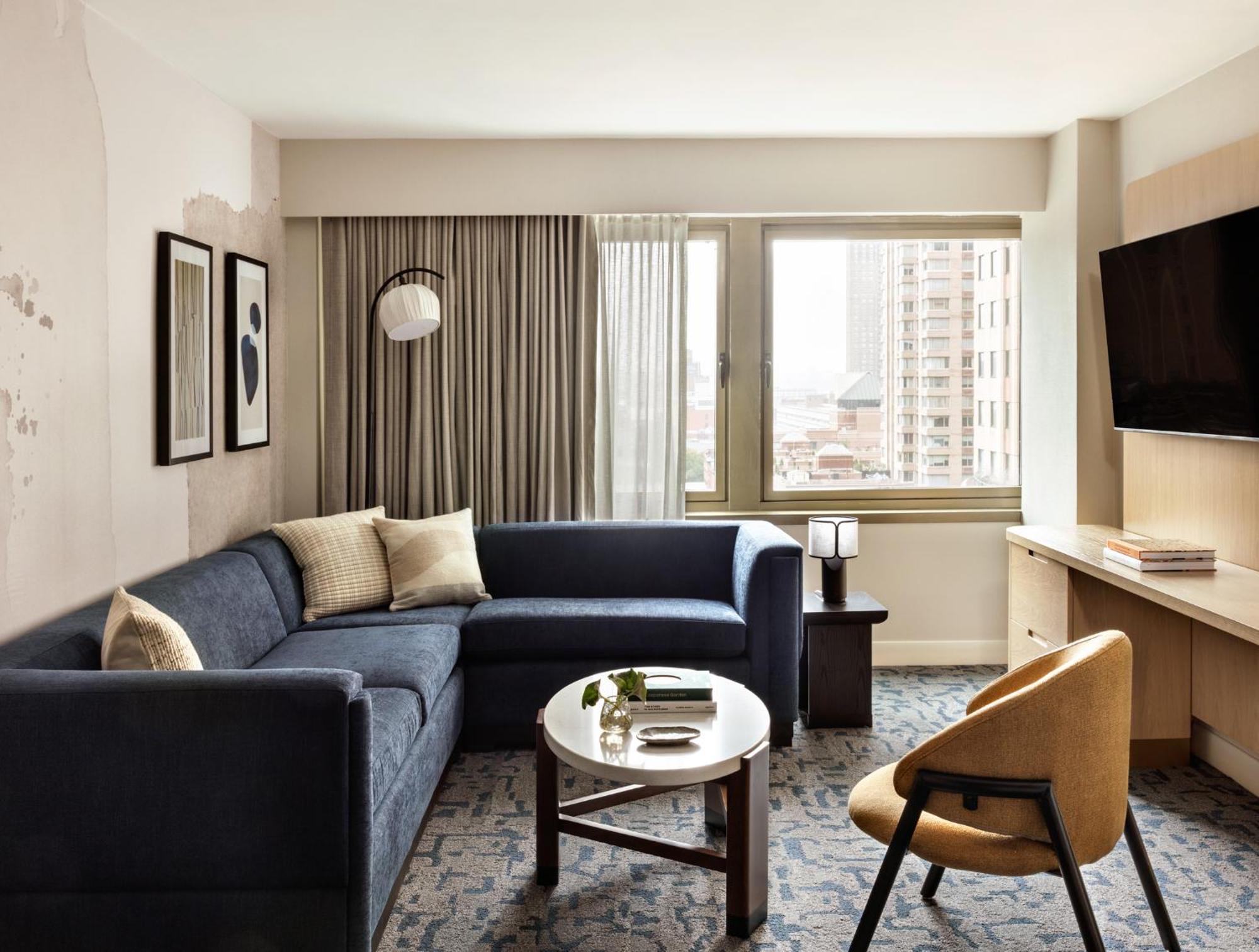 Отель Kimpton Theta New York - Times Square By Ihg Экстерьер фото A living room at the hotel
