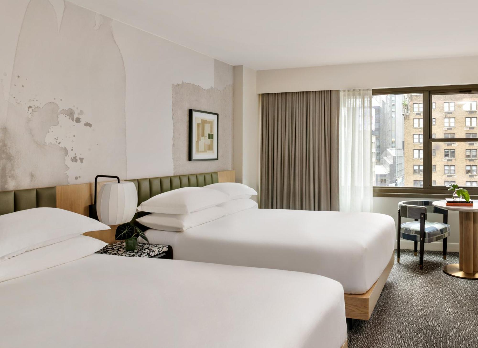 Отель Kimpton Theta New York - Times Square By Ihg Экстерьер фото A guest room at the hotel