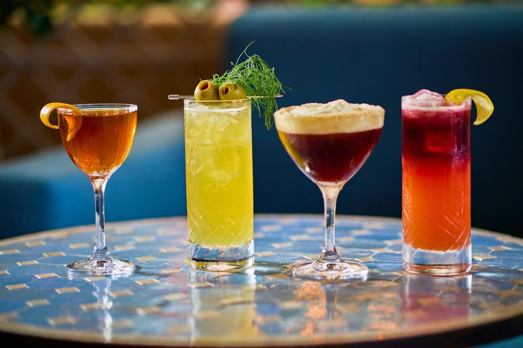 Отель Kimpton Theta New York - Times Square By Ihg Экстерьер фото Cocktails at the bar