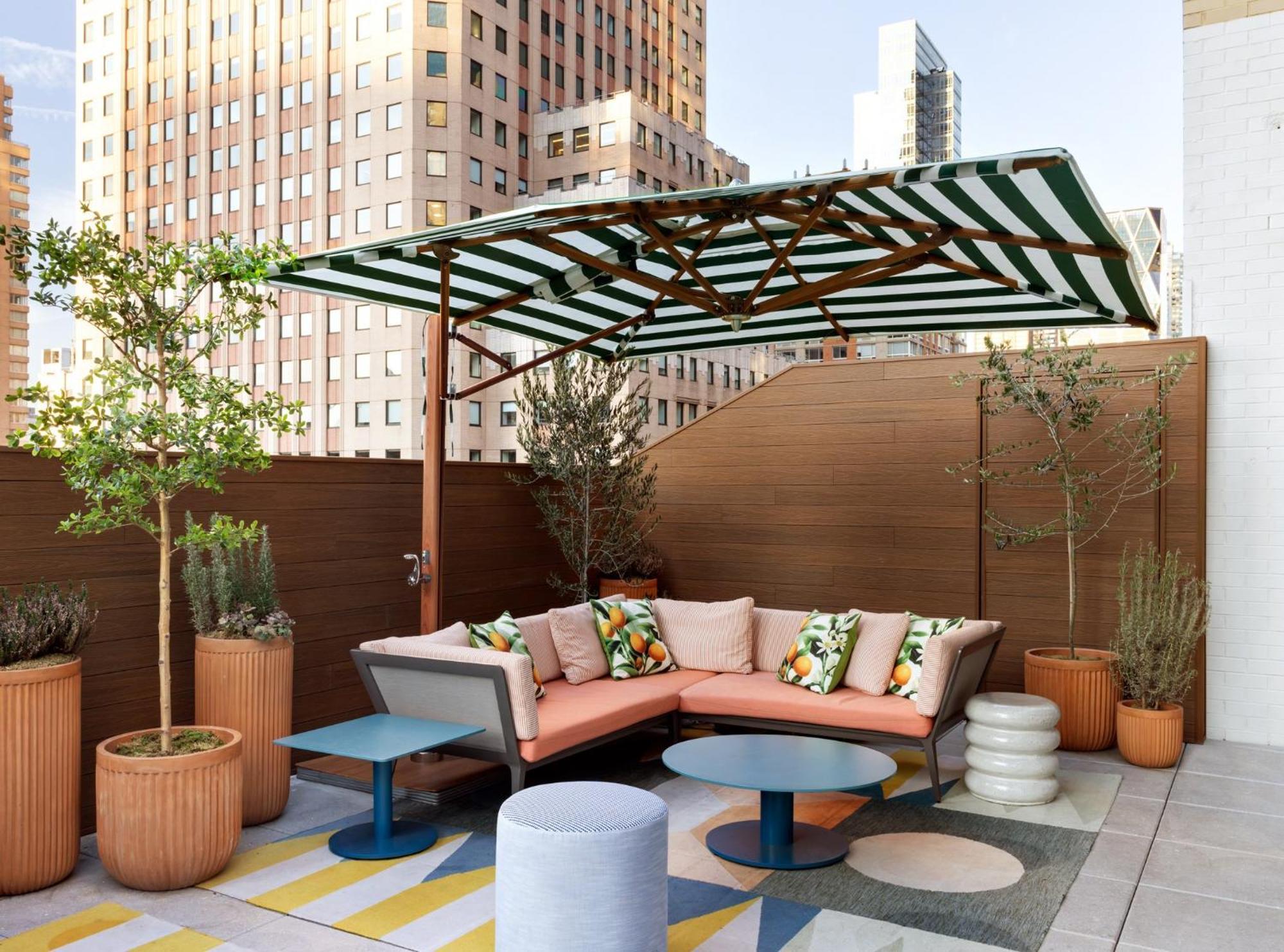 Отель Kimpton Theta New York - Times Square By Ihg Экстерьер фото The rooftop terrace at the Standard East Village