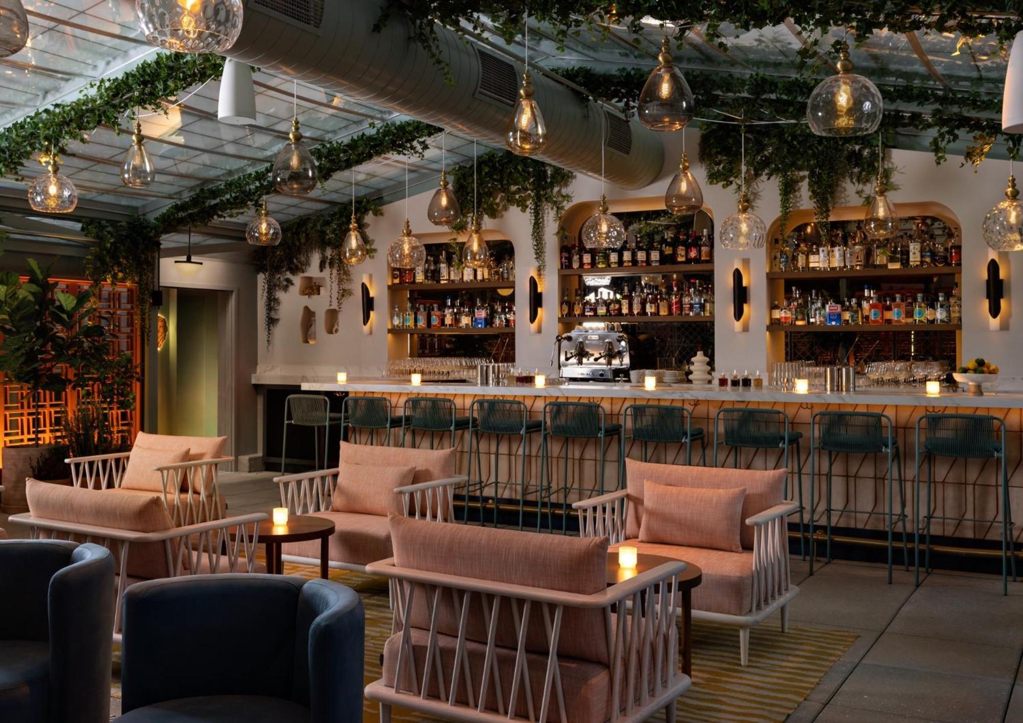 Отель Kimpton Theta New York - Times Square By Ihg Экстерьер фото The bar at the 100 Queen's Gate